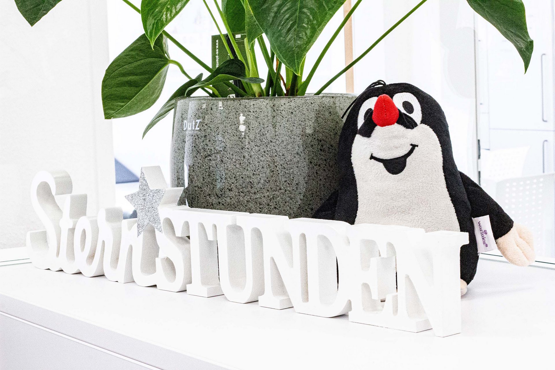 Tresen mit Igel als Stoffpuppe